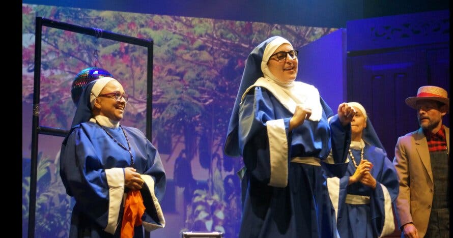 Ayudando a su reverenda madre