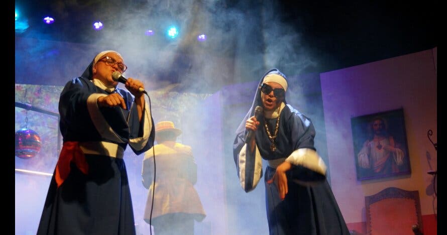 Ayudando a su reverenda madre