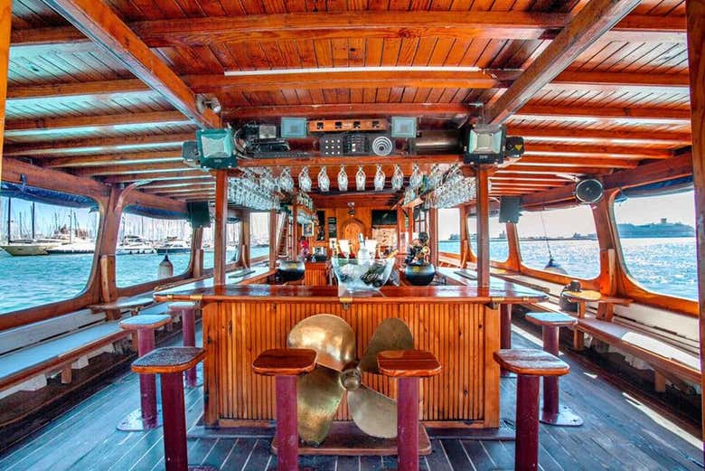 Paseo en barco con música y comida por la bahía de Palma