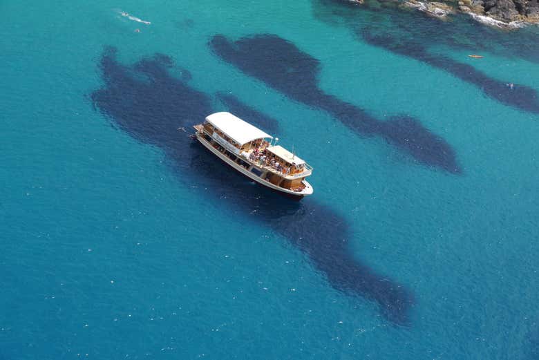 Paseo en barco con música y comida por la bahía de Palma