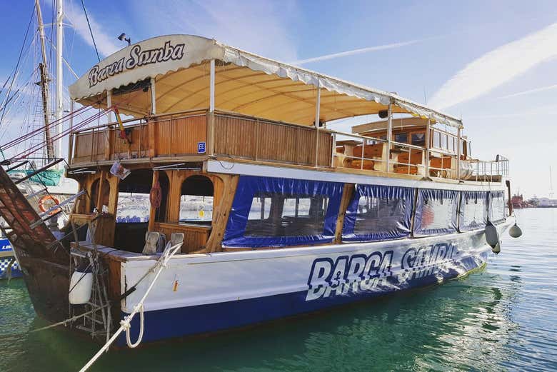 Paseo en barco con música y comida por la bahía de Palma