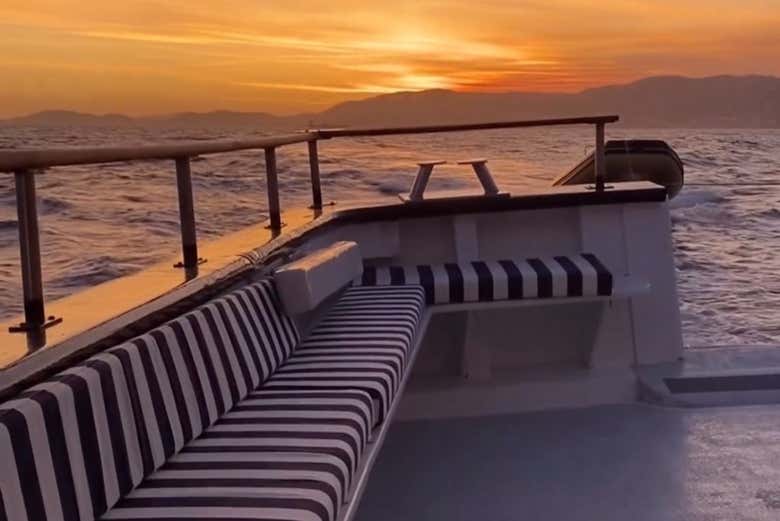 Paseo en barco al atardecer por la bahía de Palma