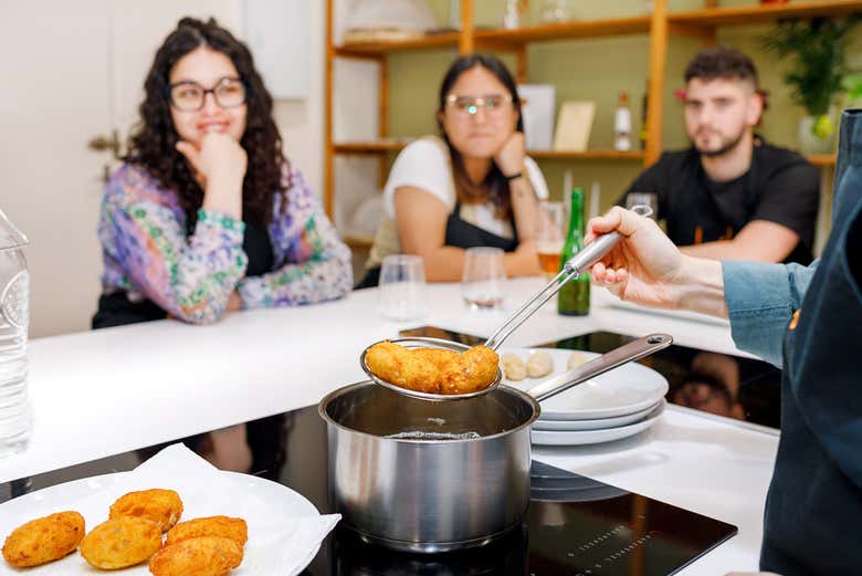 Clase de cocina de tapas y paella en Madrid