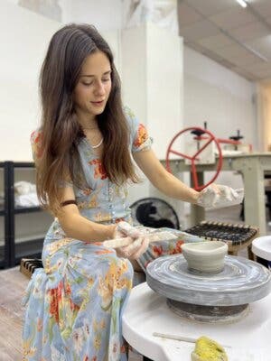 Taller de cermica prueba el torno alfarero en Tiwona Cermica