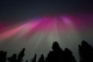 Paseo con raquetas de nieve bajo la aurora boreal