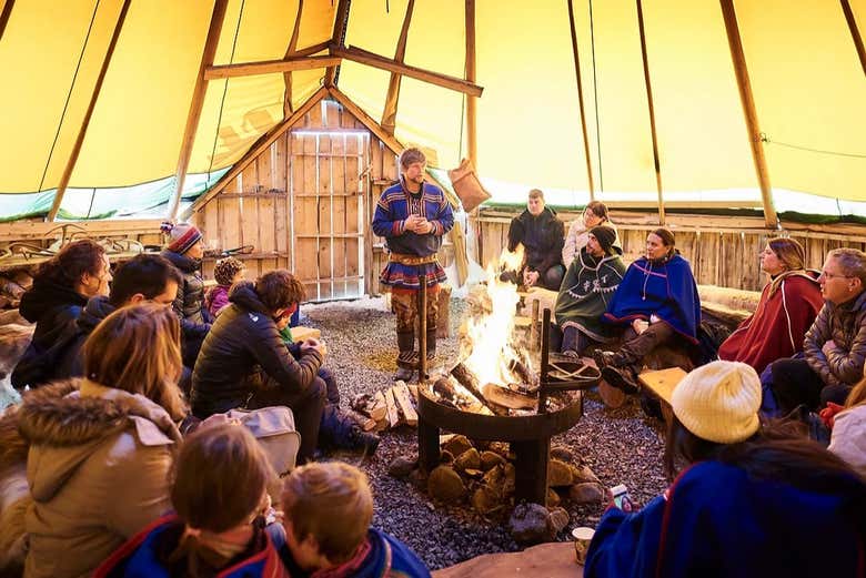 Paseo en trineo de renos y visita a un campamento sami