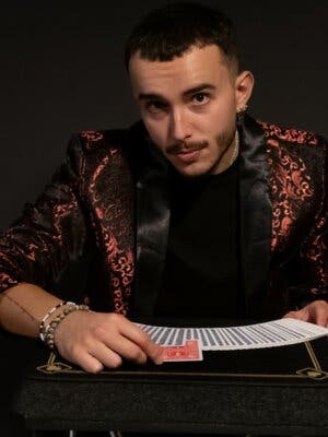 Mago Anibal, Escapando de la realidad.