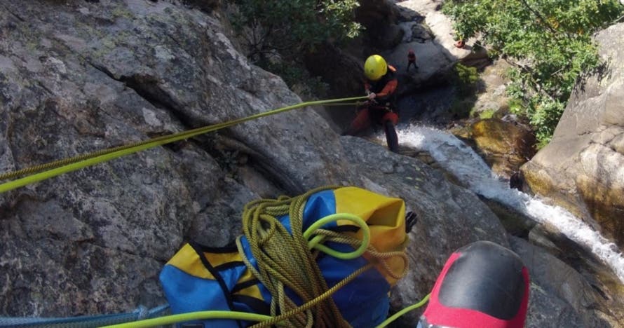 Recorre y descubre el barranco de Somosierra, aventura acuática