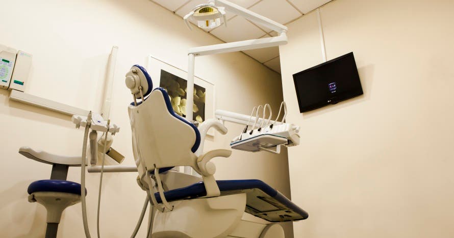 Sonríe sin tapujos con una limpieza bucal completa y radiografía