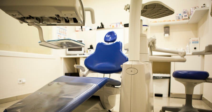 Sonríe sin tapujos con una limpieza bucal completa y radiografía