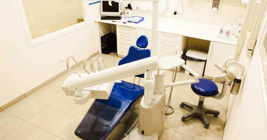 Sonríe sin tapujos con una limpieza bucal completa y radiografía