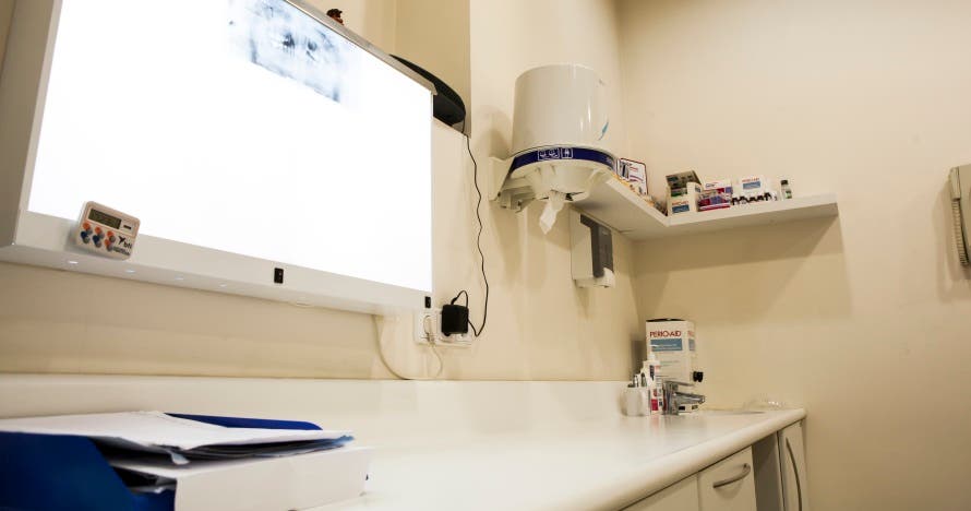 Sonríe sin tapujos con una limpieza bucal completa y radiografía