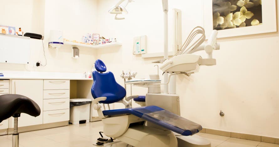 Sonríe sin tapujos con una limpieza bucal completa y radiografía
