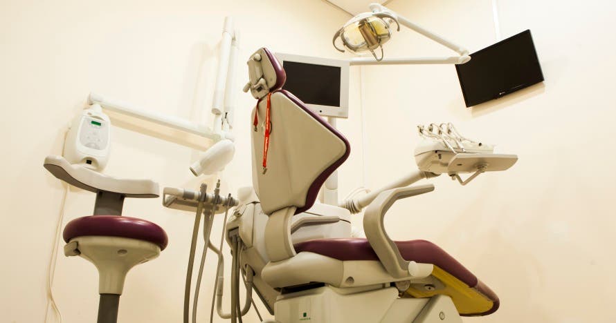 Sonríe sin tapujos con una limpieza bucal completa y radiografía