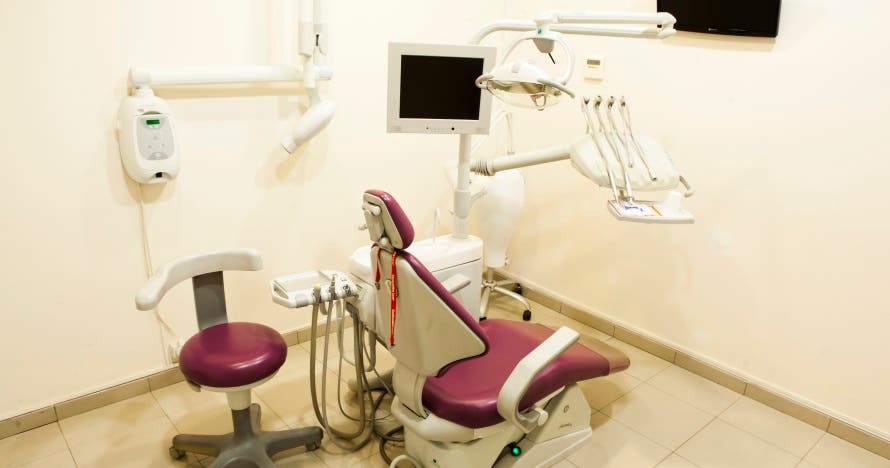 Sonríe sin tapujos con una limpieza bucal completa y radiografía