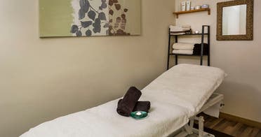 Masaje, reflexologa y estiramientos cervicales